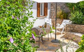 Apartments Jelena Supetar - Four Apartments - A Small House With A Private Yard - Two-Room Apartment With A Sea View - Studio Apartment - Two-Room Apartment With Garden View- Free Parking