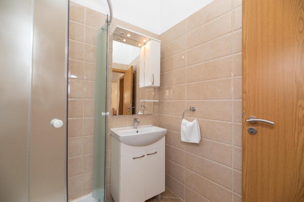 Apartments Jelena Supetar - Four Apartments - A Small House With A Private Yard - Two-Room Apartment With A Sea View - Studio Apartment - Two-Room Apartment With Garden View- Free Parking Exterior photo
