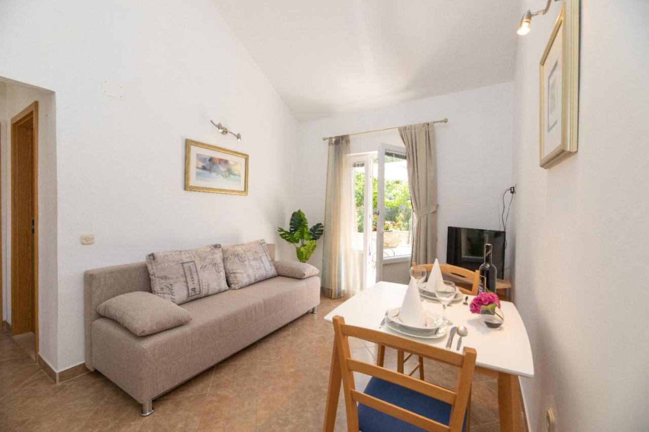 Apartments Jelena Supetar - Four Apartments - A Small House With A Private Yard - Two-Room Apartment With A Sea View - Studio Apartment - Two-Room Apartment With Garden View- Free Parking Exterior photo