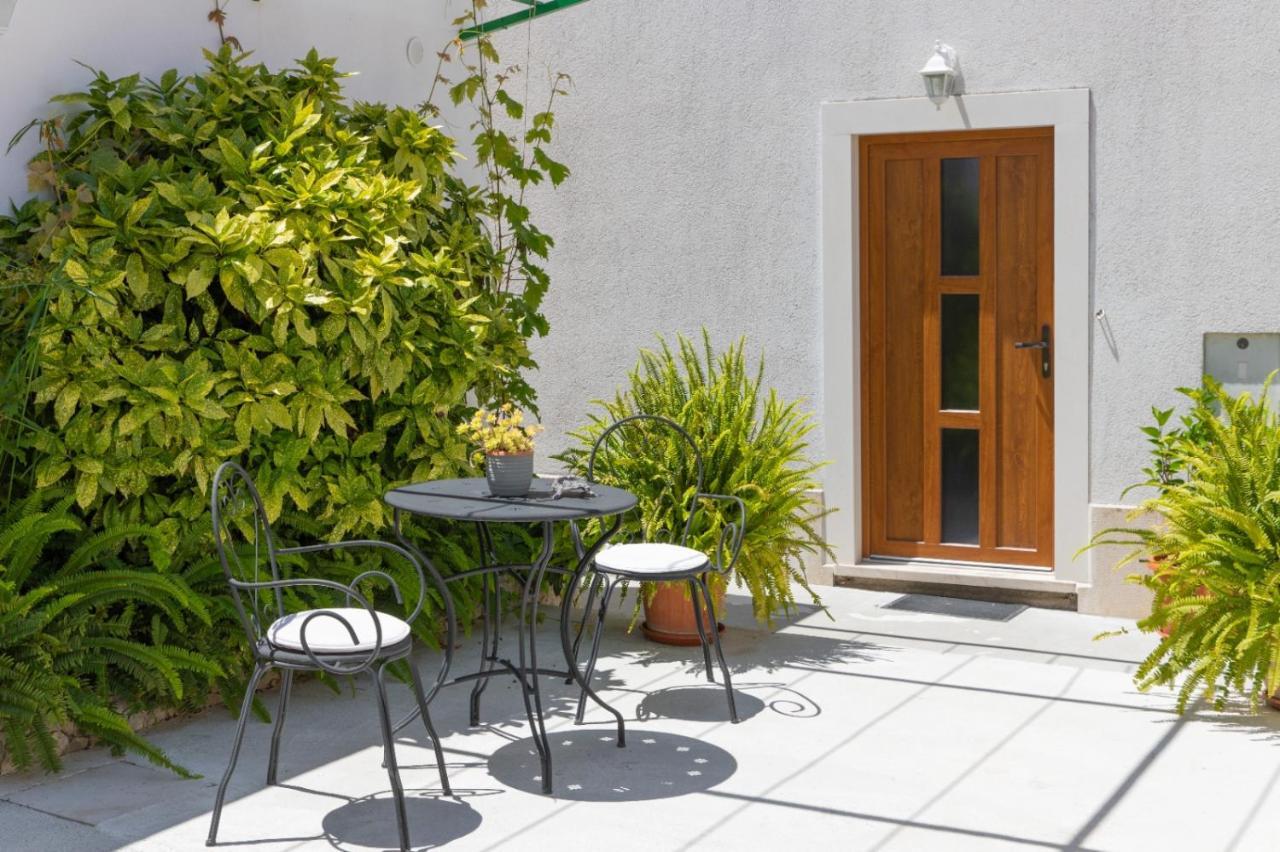 Apartments Jelena Supetar - Four Apartments - A Small House With A Private Yard - Two-Room Apartment With A Sea View - Studio Apartment - Two-Room Apartment With Garden View- Free Parking Exterior photo