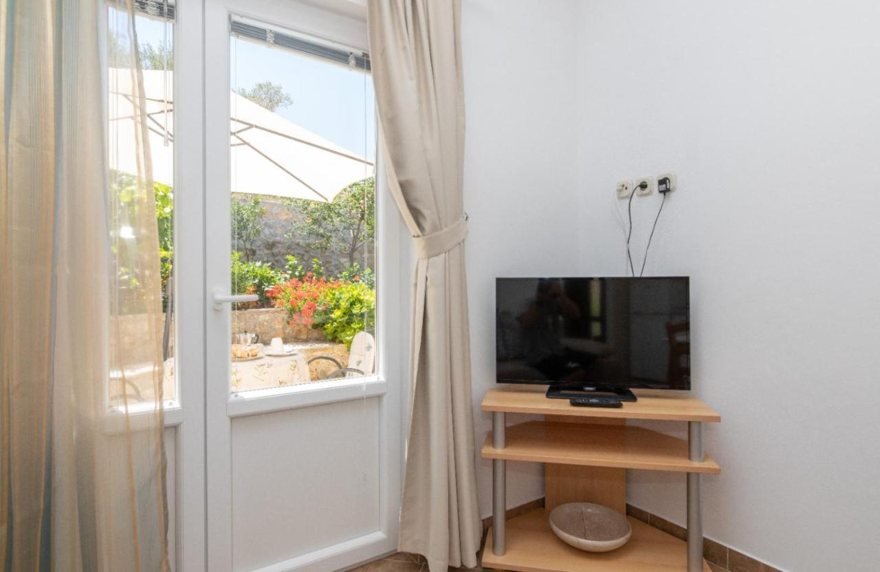 Apartments Jelena Supetar - Four Apartments - A Small House With A Private Yard - Two-Room Apartment With A Sea View - Studio Apartment - Two-Room Apartment With Garden View- Free Parking Exterior photo