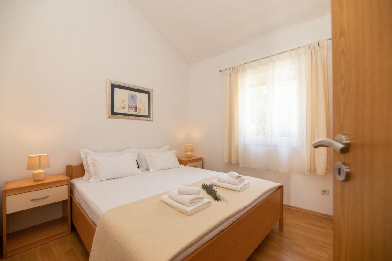 Apartments Jelena Supetar - Four Apartments - A Small House With A Private Yard - Two-Room Apartment With A Sea View - Studio Apartment - Two-Room Apartment With Garden View- Free Parking Exterior photo