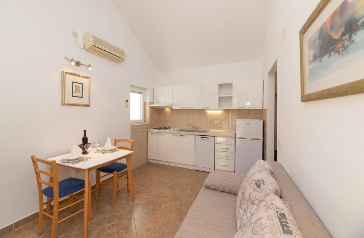 Apartments Jelena Supetar - Four Apartments - A Small House With A Private Yard - Two-Room Apartment With A Sea View - Studio Apartment - Two-Room Apartment With Garden View- Free Parking Exterior photo