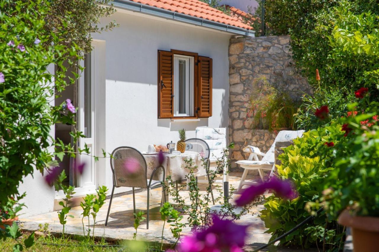 Apartments Jelena Supetar - Four Apartments - A Small House With A Private Yard - Two-Room Apartment With A Sea View - Studio Apartment - Two-Room Apartment With Garden View- Free Parking Exterior photo