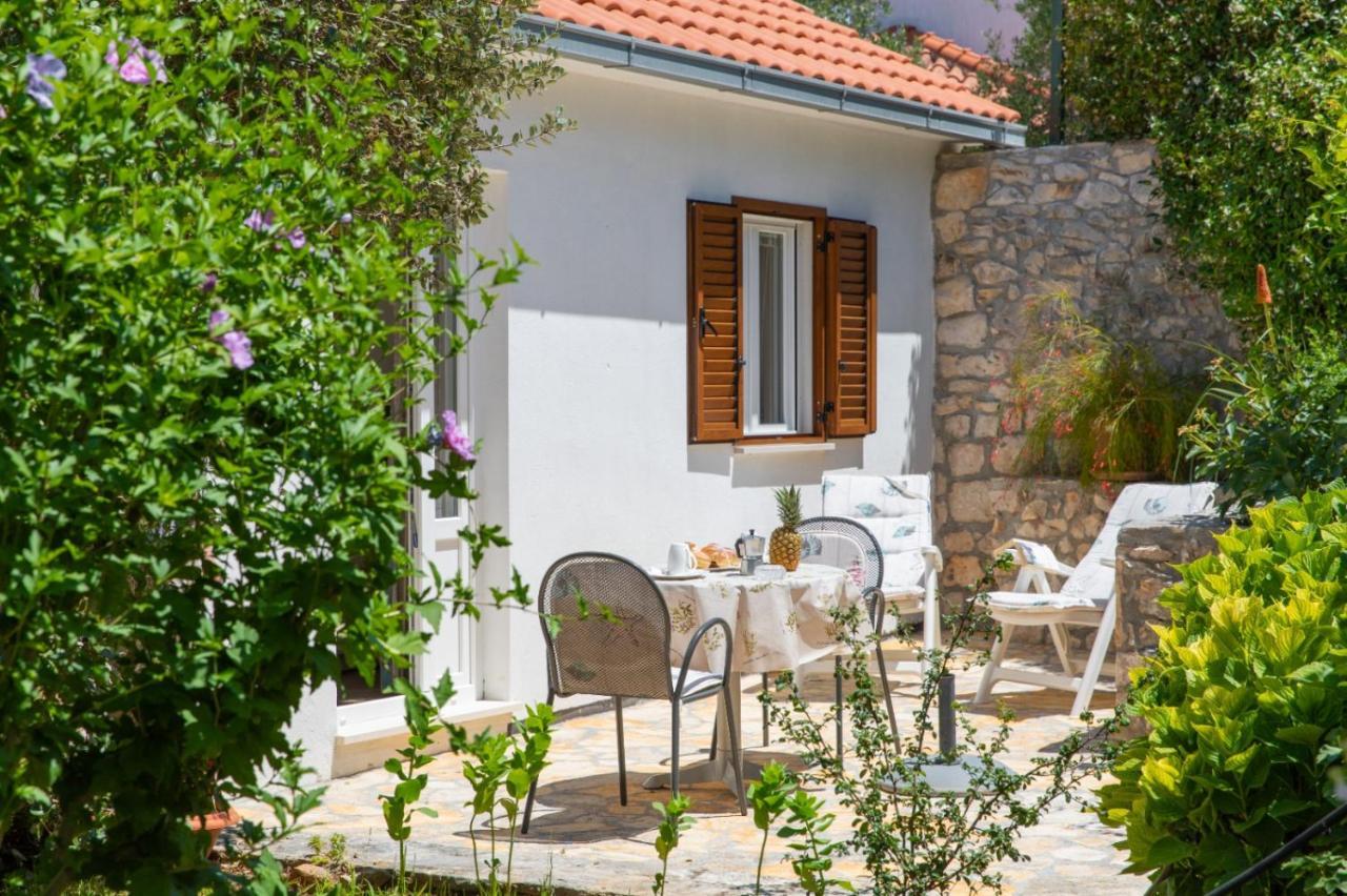 Apartments Jelena Supetar - Four Apartments - A Small House With A Private Yard - Two-Room Apartment With A Sea View - Studio Apartment - Two-Room Apartment With Garden View- Free Parking Exterior photo