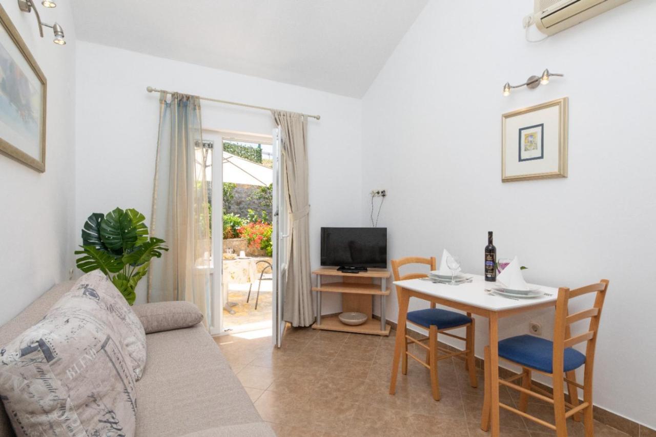 Apartments Jelena Supetar - Four Apartments - A Small House With A Private Yard - Two-Room Apartment With A Sea View - Studio Apartment - Two-Room Apartment With Garden View- Free Parking Exterior photo
