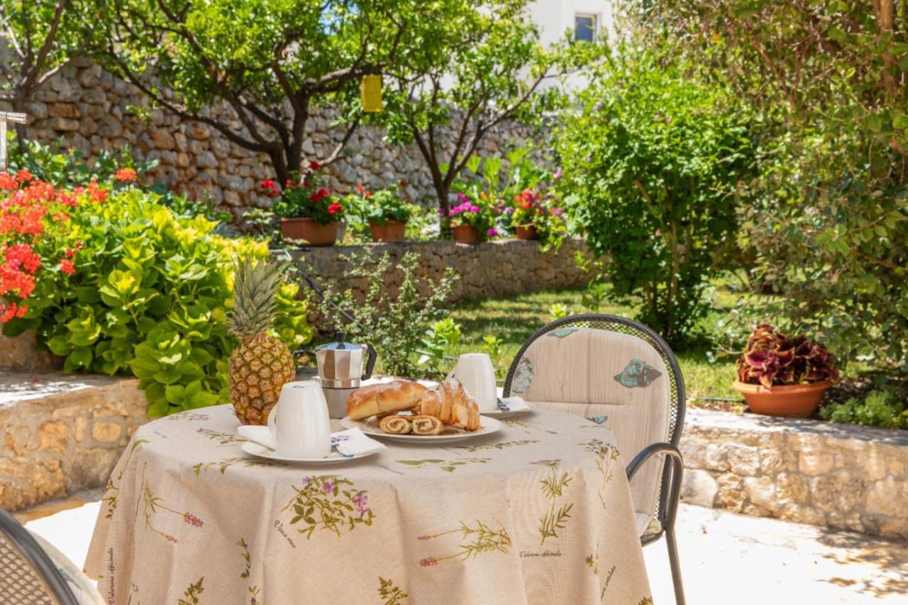 Apartments Jelena Supetar - Four Apartments - A Small House With A Private Yard - Two-Room Apartment With A Sea View - Studio Apartment - Two-Room Apartment With Garden View- Free Parking Exterior photo