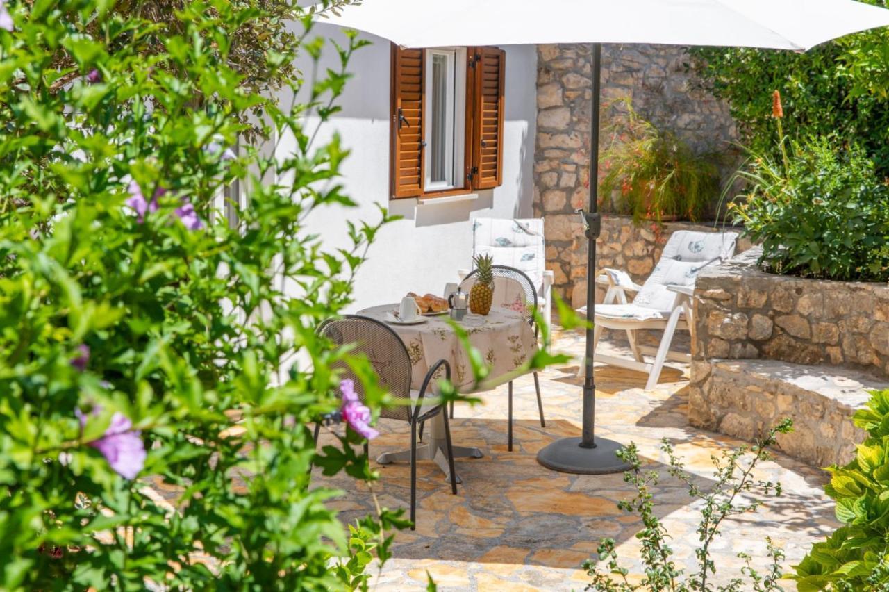 Apartments Jelena Supetar - Four Apartments - A Small House With A Private Yard - Two-Room Apartment With A Sea View - Studio Apartment - Two-Room Apartment With Garden View- Free Parking Exterior photo