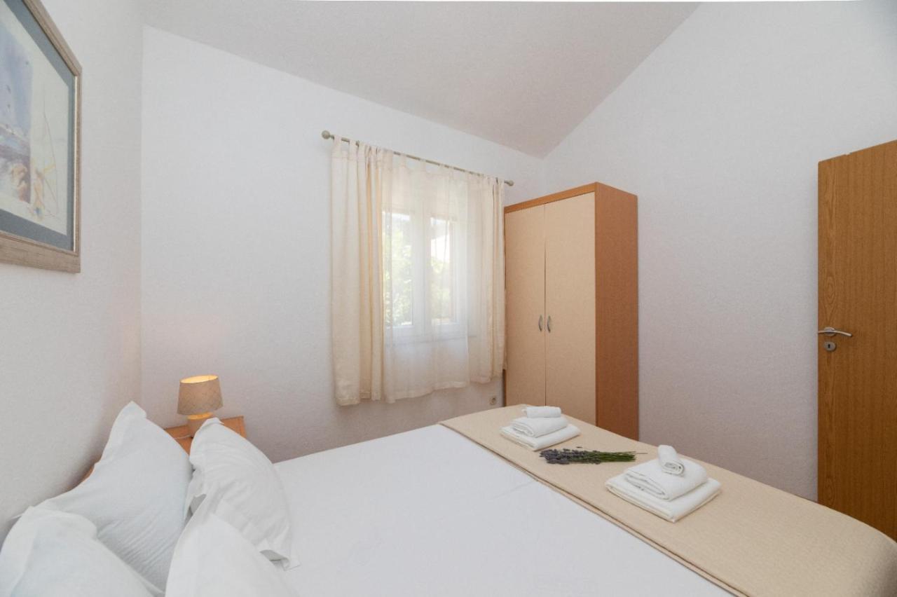Apartments Jelena Supetar - Four Apartments - A Small House With A Private Yard - Two-Room Apartment With A Sea View - Studio Apartment - Two-Room Apartment With Garden View- Free Parking Exterior photo