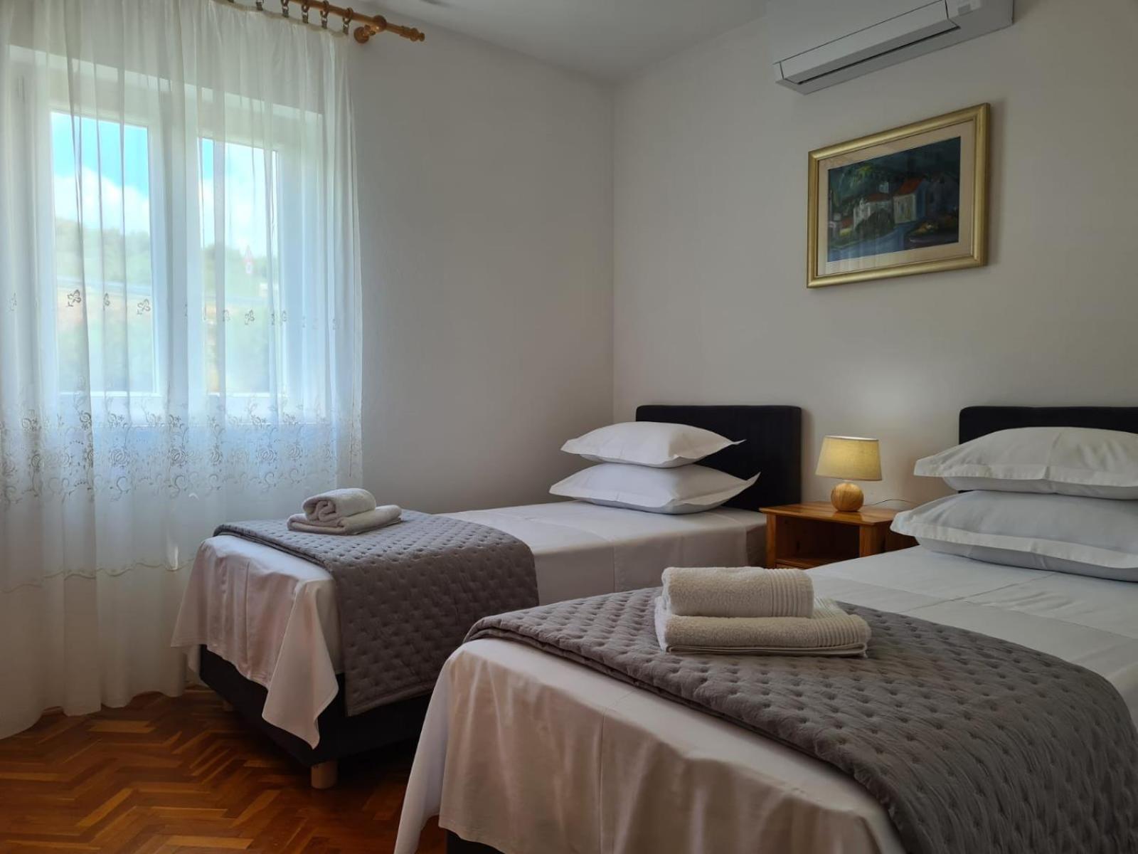 Apartments Jelena Supetar - Four Apartments - A Small House With A Private Yard - Two-Room Apartment With A Sea View - Studio Apartment - Two-Room Apartment With Garden View- Free Parking Exterior photo
