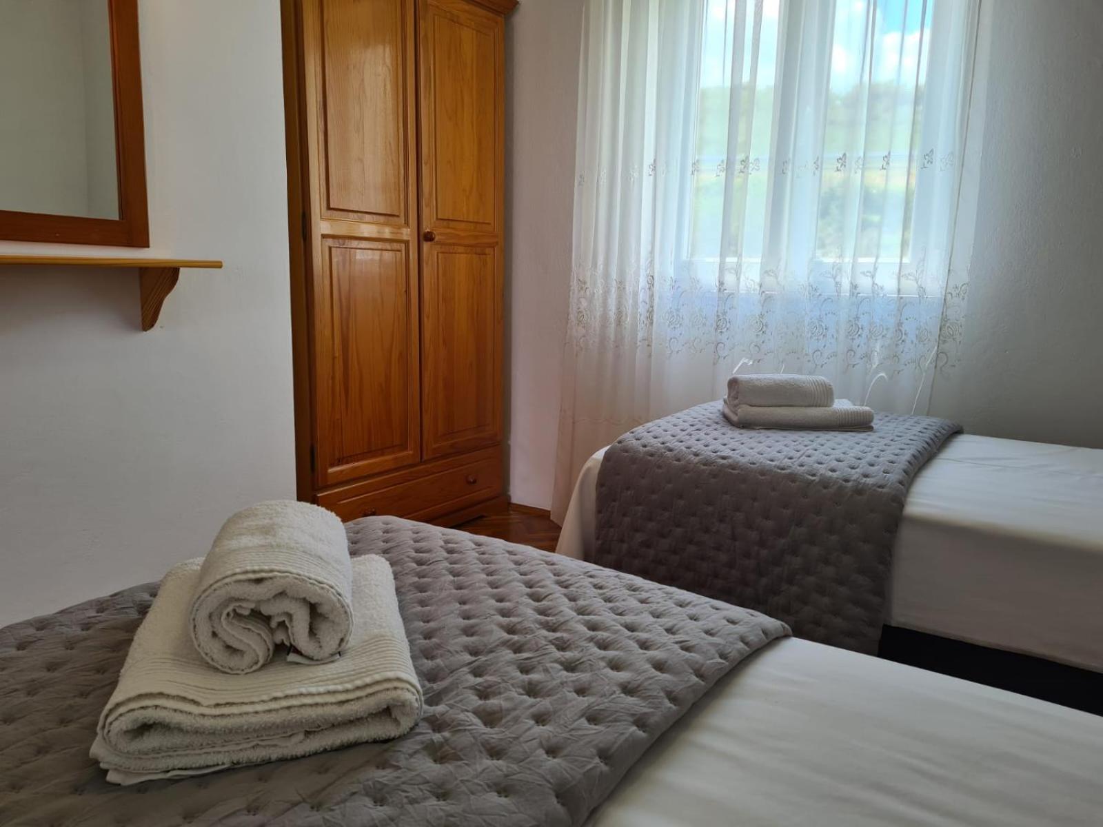 Apartments Jelena Supetar - Four Apartments - A Small House With A Private Yard - Two-Room Apartment With A Sea View - Studio Apartment - Two-Room Apartment With Garden View- Free Parking Exterior photo