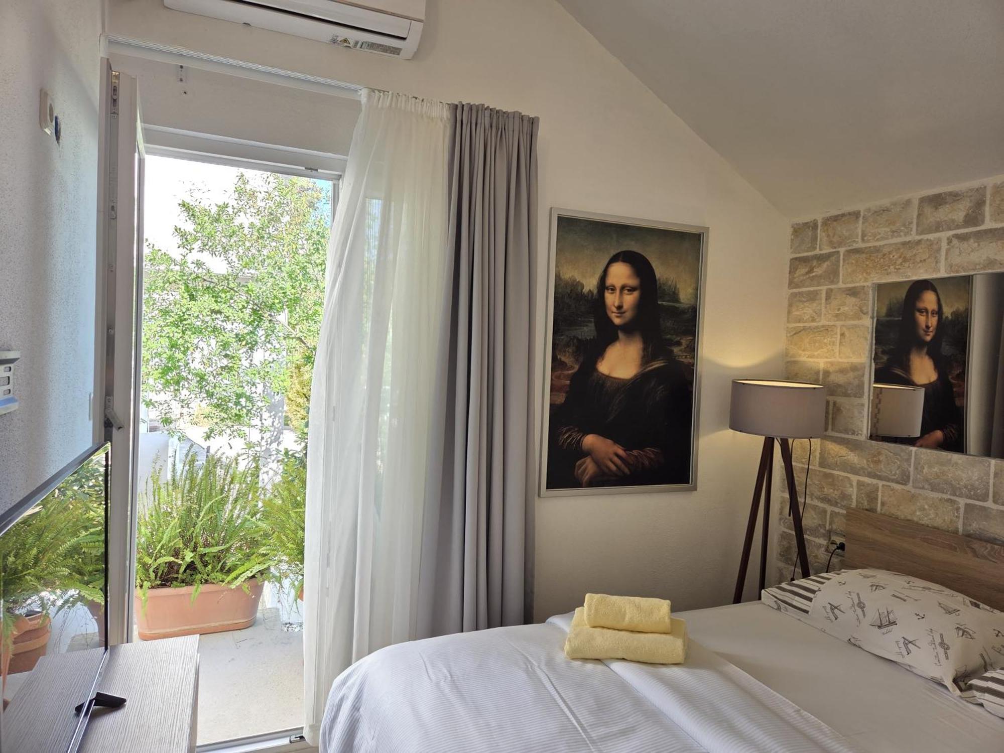 Apartments Jelena Supetar - Four Apartments - A Small House With A Private Yard - Two-Room Apartment With A Sea View - Studio Apartment - Two-Room Apartment With Garden View- Free Parking Exterior photo