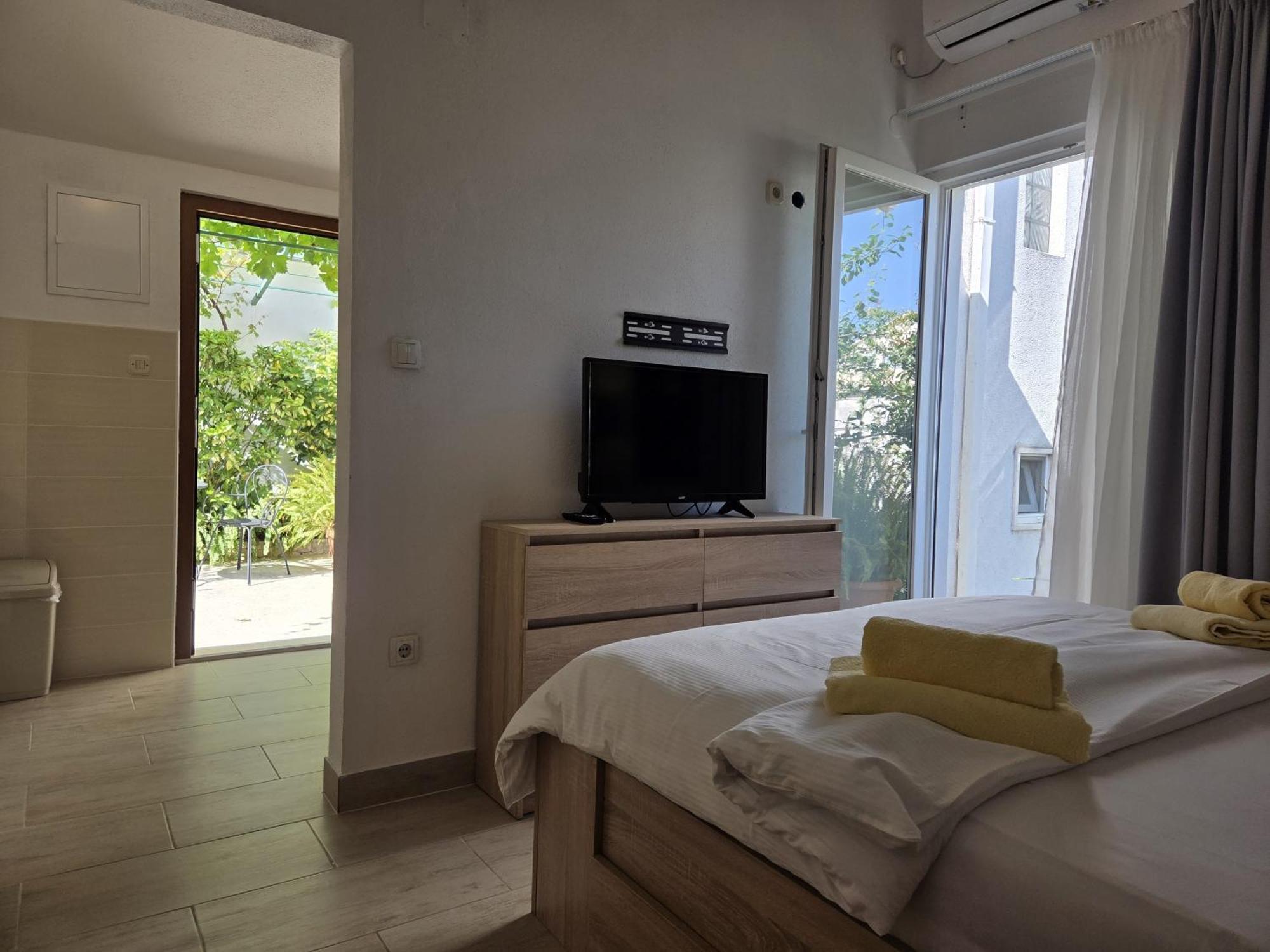 Apartments Jelena Supetar - Four Apartments - A Small House With A Private Yard - Two-Room Apartment With A Sea View - Studio Apartment - Two-Room Apartment With Garden View- Free Parking Exterior photo