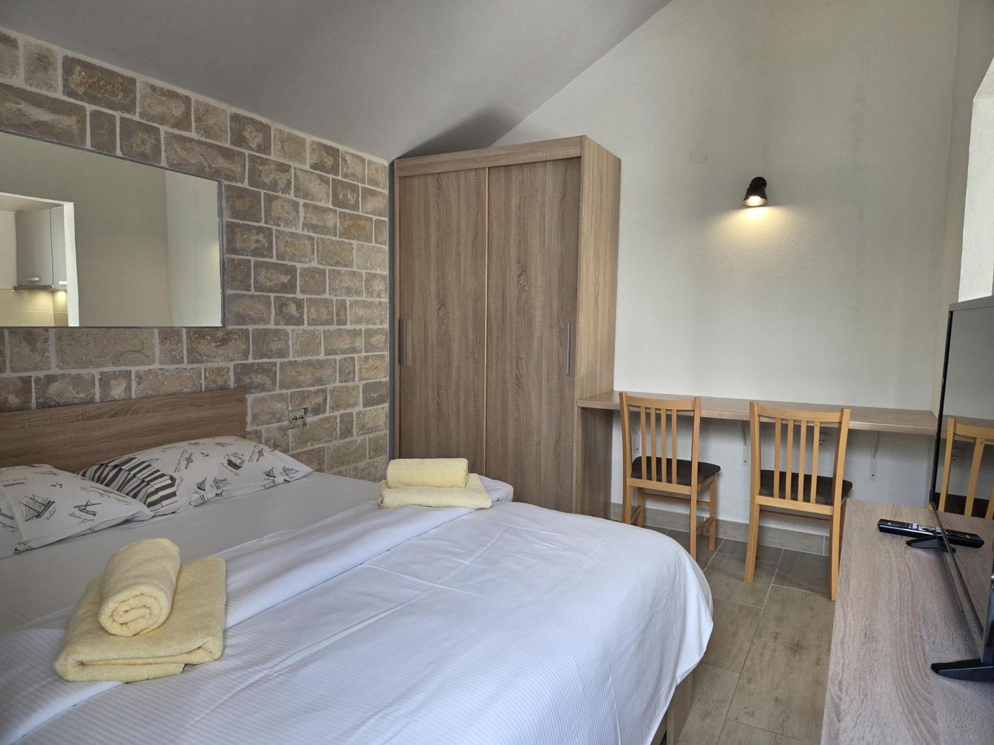 Apartments Jelena Supetar - Four Apartments - A Small House With A Private Yard - Two-Room Apartment With A Sea View - Studio Apartment - Two-Room Apartment With Garden View- Free Parking Exterior photo